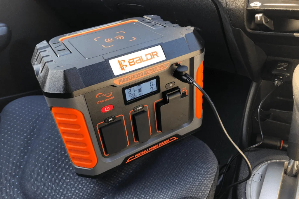 BALDR PIONEER330をシガーソケットで充電中の様子