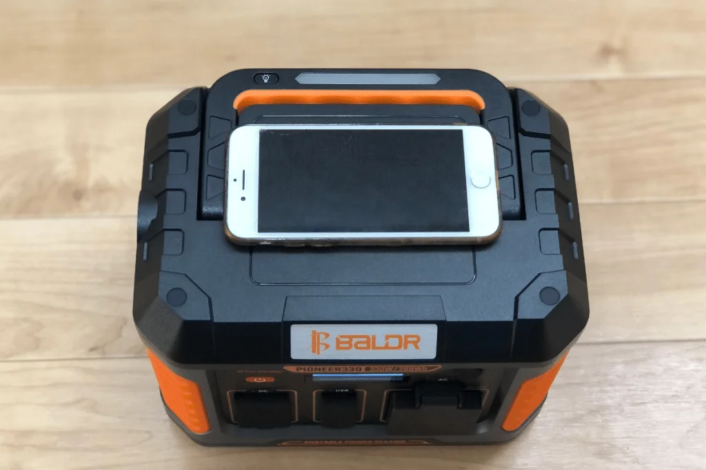 BALDR PIONEER330でコードレス充電している様子